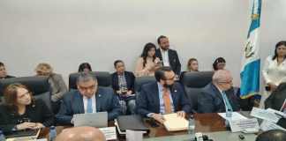 El canciller Carlos Ramiro Martínez explica a diputados por el acuerdo 65-2025 respecto a la Convención de Viena. Foto: La Hora