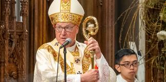 El cardenal Dolan rompe el silencio del Vaticano con la foto de Trump vestido de Papa. Foto La Hora: EFE.