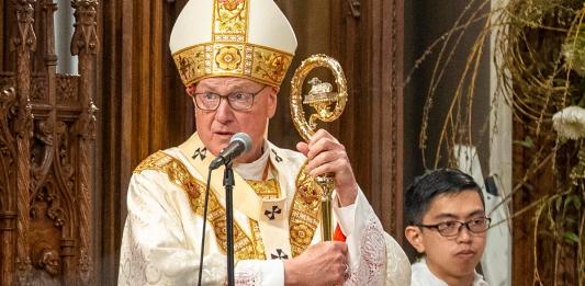 El cardenal Dolan rompe el silencio del Vaticano con la foto de Trump vestido de Papa. Foto La Hora: EFE.
