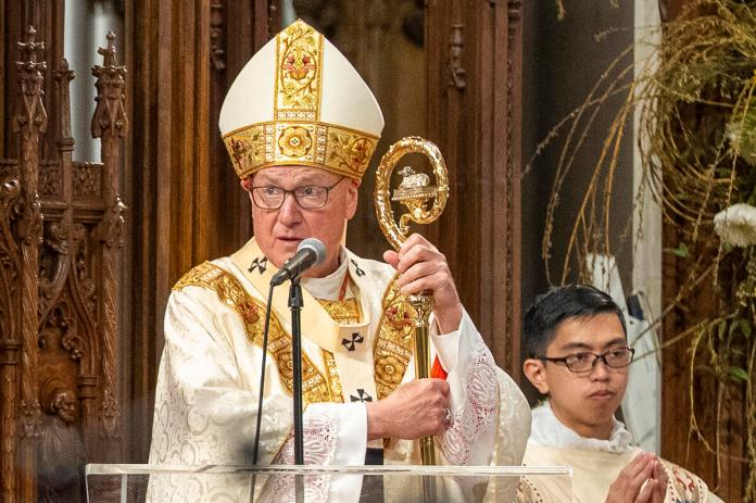 El cardenal Dolan, sobre la imagen de Trump vestido de papa: El cardenal Dolan rompe el silencio del Vaticano con la foto de Trump vestido de Papa. Foto La Hora: EFE.