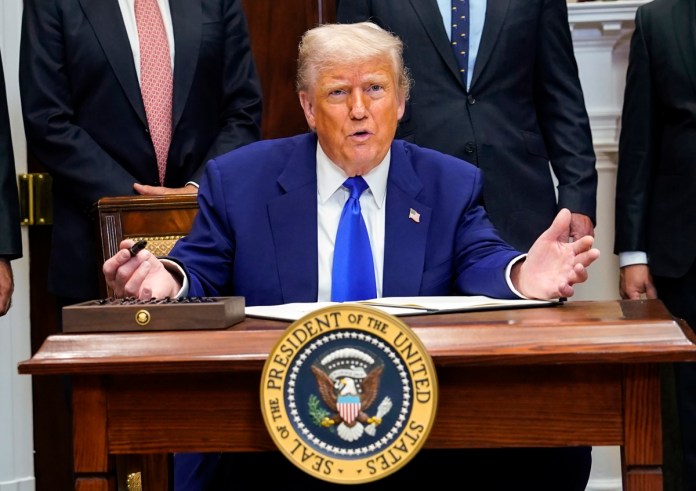 Trump dice que amenazó con frenar el comercio con India y Pakistán para forzar la tregua El presidente de Estados Unidos, Donald Trump, en una conferencia de prensa en la Casa Blanca. Foto La Hora: EFE