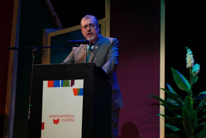 El presidente Bernardo Arévalo criticó al régimen de Nicaragua durante la inauguración del Festival Centroamérica Cuenta 2025. Foto: Centroamérica Cuenta