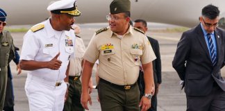 Alvin Halsey, comandante del Comando Sur (Southcom) y el minitro de la Defensa, Henry Sáenz. Foto La Hora: Embajada de EEUU en Guatemala.