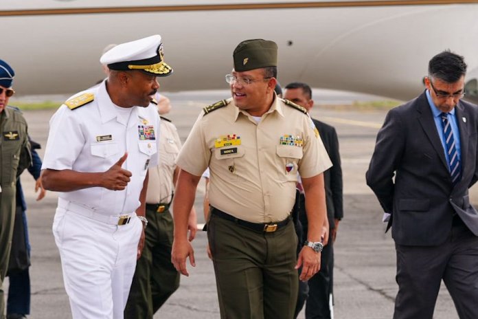 Alvin Halsey, comandante del Comando Sur (Southcom) y el minitro de la Defensa, Henry Sáenz. Foto La Hora: Embajada de EEUU en Guatemala. Alvin Halsey, comandante del Comando Sur (Southcom) y el minitro de la Defensa, Henry Sáenz. Foto La Hora: Embajada de EEUU en Guatemala.