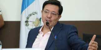 El presidente de la comisión de Finanzas, Julio Héctor Estrada, argumenta que cambiar la mesa de trabajo que preside sería un mal precedente en el Congreso. Foto: Organismo Legislativo