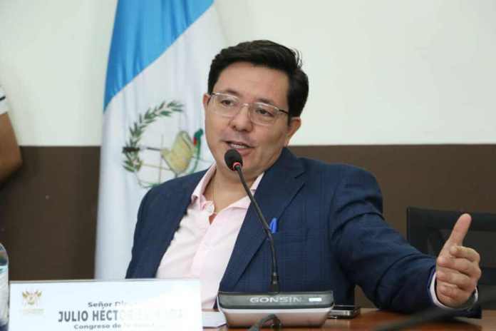 comisionfinanzasjhe El presidente de la comisión de Finanzas, Julio Héctor Estrada, argumenta que cambiar la mesa de trabajo que preside sería un mal precedente en el Congreso. Foto: Organismo Legislativo
