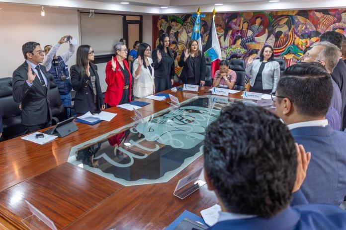 comisionsalario Los delegados del sector empresarial, trabajador y gubernamental son juramentados para la Comisión Nacional del Salario 2025-2027. Foto: Ministerio de Trabajo
