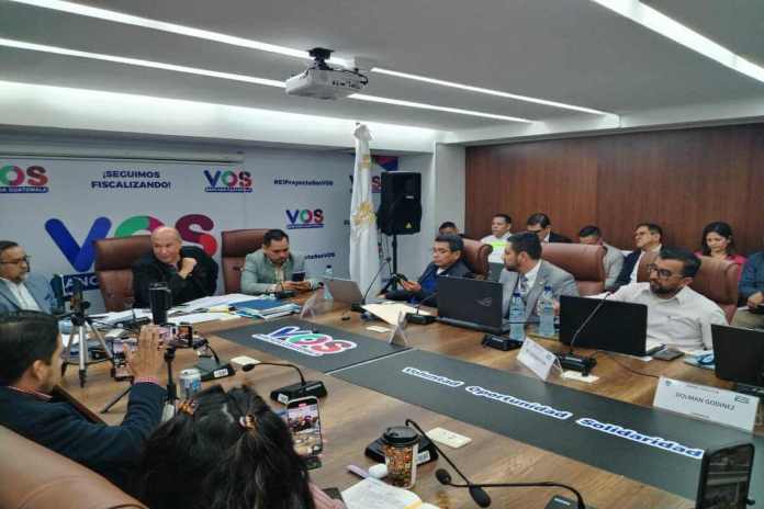 El ministro de Comunicaciones, Miguel Ángel Díaz, comenta los trabajos en la institución que dirige. Foto: La Hora