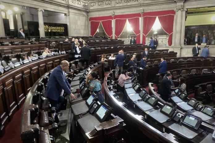 Pocos diputados han atendido la convocatoria para elegir a los directores de la Superintendencia de Comptencia. Foto: La Hora / José Orozco