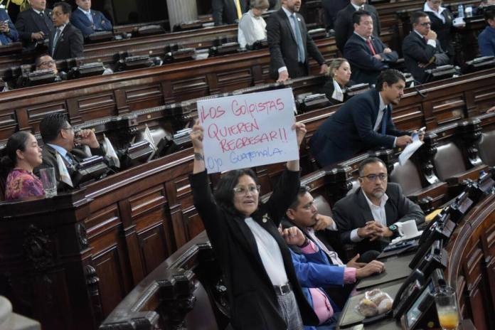 congresovosperiodo Mientras la diputada de Semilla, Brenda Mejía, denuncia a supuestos golpistas en en el Congreso, los diputados de VOS renunciaron a ocupar un espacio en la junta directiva. Foto: La Hora / José Orozco