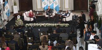 Los constituyentes Catalina Soberanis, Alfonso Cabrera y Roberto Alejos, asisten al conversatorio por el 40 aniversario de la Constitución Política en el Congreso de la República. Foto: Organismo Legislativo