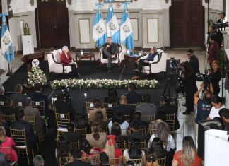 Los constituyentes Catalina Soberanis, Alfonso Cabrera y Roberto Alejos, asisten al conversatorio por el 40 aniversario de la Constitución Política en el Congreso de la República. Foto: Organismo Legislativo