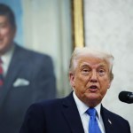 El presidente estadounidense, Donald Trump, habla en la Oficina Oval de la Casa Blanca en Washington, DC. Foto La Hora: EFE