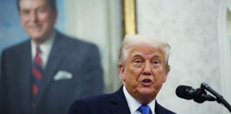 El presidente estadounidense, Donald Trump, habla en la Oficina Oval de la Casa Blanca en Washington, DC. Foto La Hora: EFE