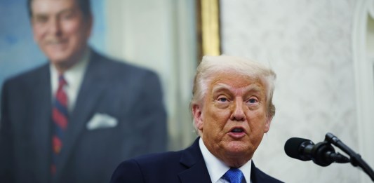 El presidente estadounidense, Donald Trump, habla en la Oficina Oval de la Casa Blanca en Washington, DC. Foto La Hora: EFE