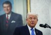 El presidente estadounidense, Donald Trump, habla en la Oficina Oval de la Casa Blanca en Washington, DC. Foto La Hora: EFE
