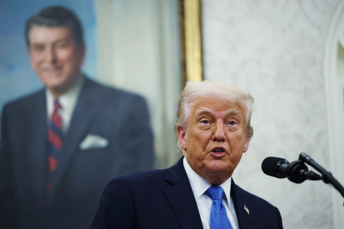 Trump no logra un acuerdo pero impulsa negociaciones inmediatas entre Ucrania y Rusia El presidente estadounidense, Donald Trump, habla en la Oficina Oval de la Casa Blanca en Washington, DC. Foto La Hora: EFE
