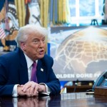 El presidente estadounidense, Donald Trump, en la oficina Oval durante la presentación de la cúpula dorada. Foto La Hora: EFE