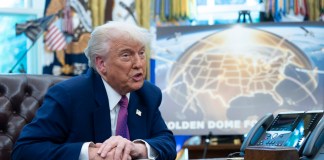 El presidente estadounidense, Donald Trump, en la oficina Oval durante la presentación de la cúpula dorada. Foto La Hora: EFE