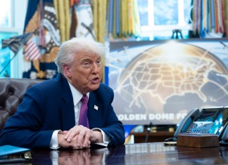 El presidente estadounidense, Donald Trump, en la oficina Oval durante la presentación de la cúpula dorada. Foto La Hora: EFE