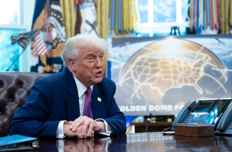 El presidente estadounidense, Donald Trump, en la oficina Oval durante la presentación de la cúpula dorada. Foto La Hora: EFE
