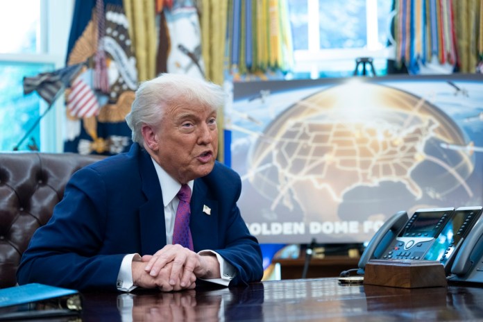 Trump cifra en 175.000 millones el costo total de su 'cúpula dorada' para proteger el país El presidente estadounidense, Donald Trump, en la oficina Oval durante la presentación de la cúpula dorada. Foto La Hora: EFE
