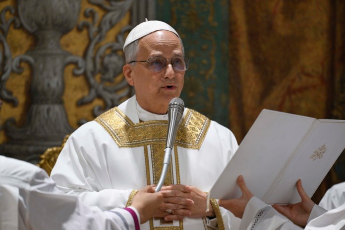León XIV, el papa estadounidense elegido para tender puentes que podría incomodar a Trump El papa Leon XIV confirmó hoy que ha adoptado su nombre de pontífice por el ejemplo de León XIII, autor de la