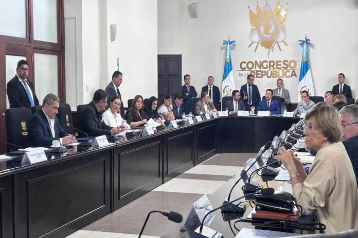La mayoría de los jefes de bloque se resisten a derogar el aumento de sueldo para los diputados. Foto: La Hora / Daniel Ramírez