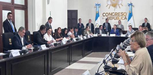 La mayoría de los jefes de bloque se resisten a derogar el aumento de sueldo para los diputados. Foto: La Hora / Daniel Ramírez
