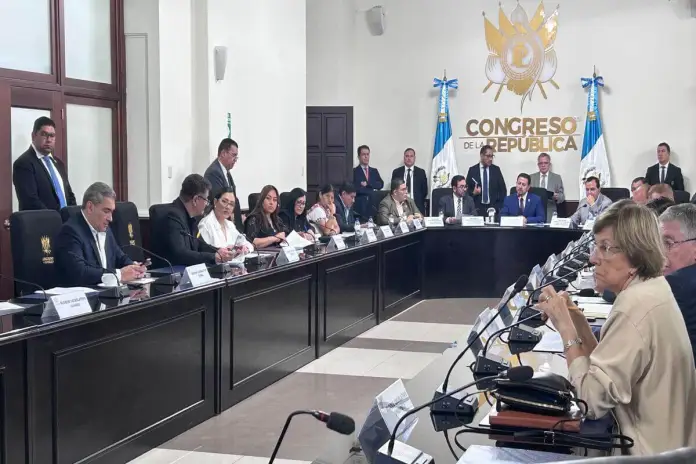 diputadosjefesaumento La mayoría de los jefes de bloque se resisten a derogar el aumento de sueldo para los diputados. Foto: La Hora / Daniel Ramírez