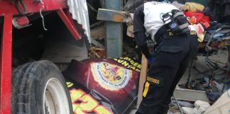 Socorristas atendieron un accidente vial, donde un camión quedaría empotrado en una vivienda, atropellando a cuatro personas.
