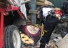Socorristas atendieron un accidente vial, donde un camión quedaría empotrado en una vivienda, atropellando a cuatro personas.