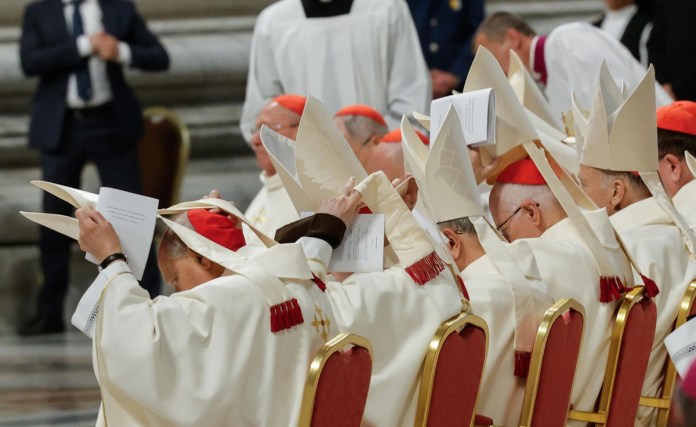 Cardenales durante la Novena Misa Novendial en memoria del papa Francisco en la Basílica de San Pedro. Foto La Hora: EFE