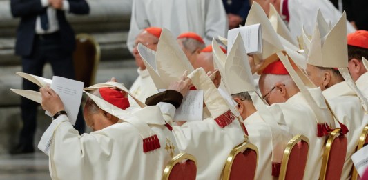Cardenales durante la Novena Misa Novendial en memoria del papa Francisco en la Basílica de San Pedro. Foto La Hora: EFE