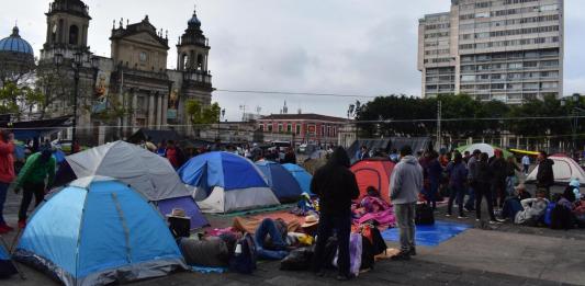 Sindicalistas de STEG, junto a Joviel Acevedo, se reunen frente al Palacio Nacional de la Cultura con motivos aún por aclarar.