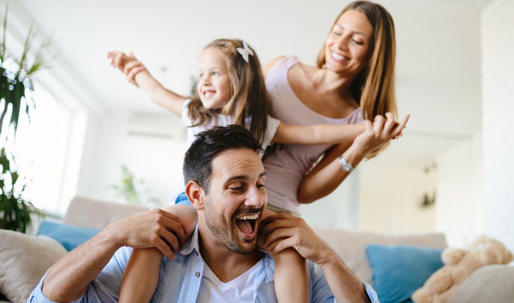 Noche sin pantallas: 10 formas de divertirse en familia al estilo clásico