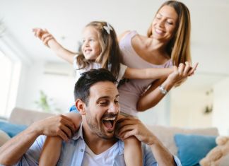 Una noche sin pantallas, una familia más conectada. En medio del ruido digital, regalarse una noche a la semana sin tecnología puede transformar la convivencia.