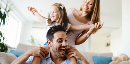 Una noche sin pantallas, una familia más conectada. En medio del ruido digital, regalarse una noche a la semana sin tecnología puede transformar la convivencia.