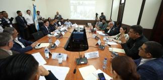 Los integrantes de la comisión de Finanzas del Congreso conocen el amparo a favor de un diputado de Vamos. Foto: Organismo Legislativo