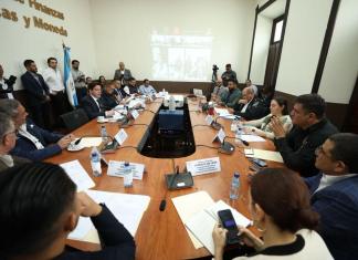 Los integrantes de la comisión de Finanzas del Congreso conocen el amparo a favor de un diputado de Vamos. Foto: Organismo Legislativo