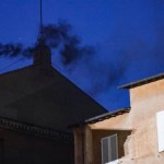 Humo negro sale de la chimenea en el techo de la Capilla Sixtina el primer día del cónclave. Foto La Hora: EFE