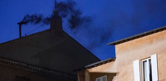 Humo negro sale de la chimenea en el techo de la Capilla Sixtina el primer día del cónclave. Foto La Hora: EFE