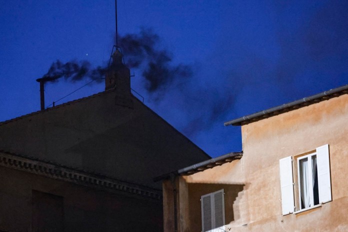 La primera fumata negra del cónclave para elegir al sucesor de Francisco se hizo esperar Humo negro sale de la chimenea en el techo de la Capilla Sixtina el primer día del cónclave. Foto La Hora: EFE
