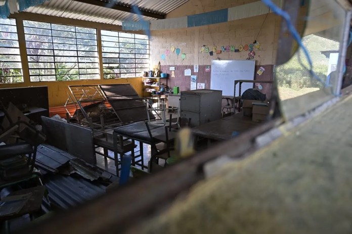 Muchos edificios escolares continúan en malas condiciones. Foto La Hora: Archivo. 
