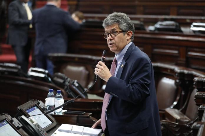 El ministro de Salud, Joaquín Barnoya, respondió una pregunta en la interpelación al diputado Bequer Chocooj. Foto: Congreso de la República