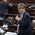 El ministro de Salud, Joaquín Barnoya, respondió una pregunta en la interpelación al diputado Bequer Chocooj. Foto: Congreso de la República