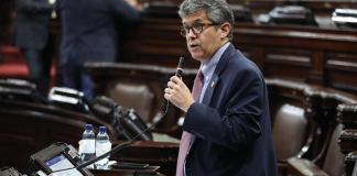El ministro de Salud, Joaquín Barnoya, respondió una pregunta en la interpelación al diputado Bequer Chocooj. Foto: Congreso de la República