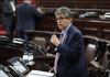El ministro de Salud, Joaquín Barnoya, respondió una pregunta en la interpelación al diputado Bequer Chocooj. Foto: Congreso de la República