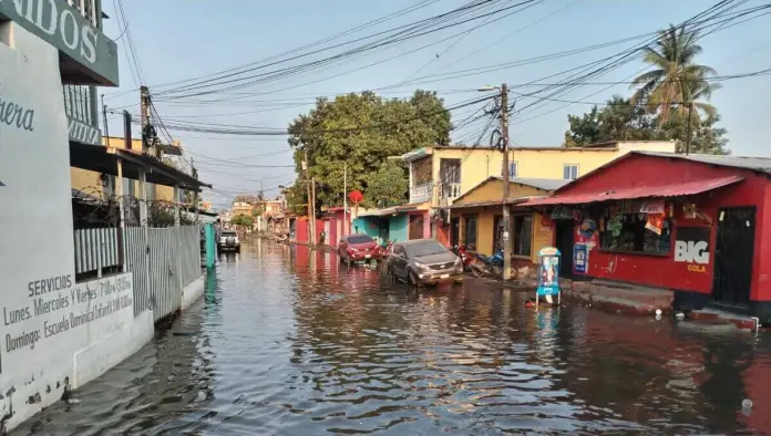 inundacion puerto El puerto de San José, Escuintla, fue uno de los más afectados con la salida del mar. Foto La Hora: Conred