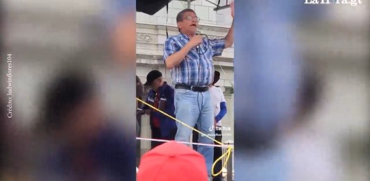 Joviel Acevedo durante un discurso frente al Palacio Nacional de la Cultura. Foto La Hora: Redes sociales